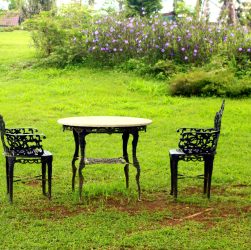 Arredo giardino con un tocco retro: i mobili in ferro battuto