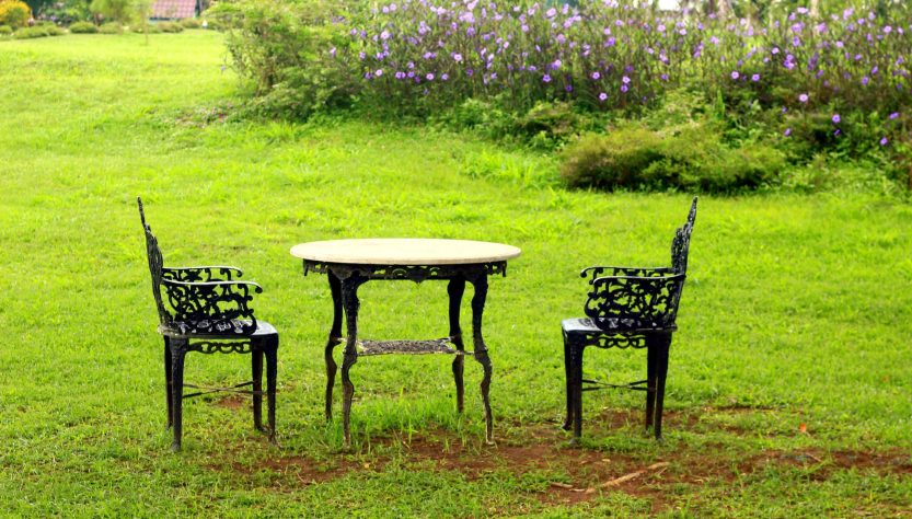 Arredo giardino con un tocco retro: i mobili in ferro battuto
