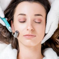 Dermaroller: Guida completa al microneedling per una pelle radiosa 8 Dermaroller: Guida completa al microneedling per una pelle radiosa 7