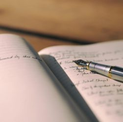 Scrivere per ricordare: come le parole salvano la memoria 2 Scrivere per ricordare: come le parole salvano la memoria 1