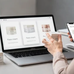 Consumatrice che confronta online tre creme viso controllando etichetta e dettagli di conformità